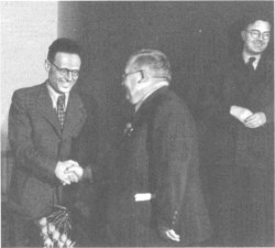 Милан Видмар поздравляет Ботвинника с победой, Москва, 1948