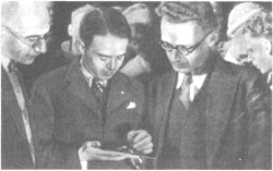 Самуил Вайнштейн, Сало Флор и Михаил Ботвинник за анализом партии матча, 1933